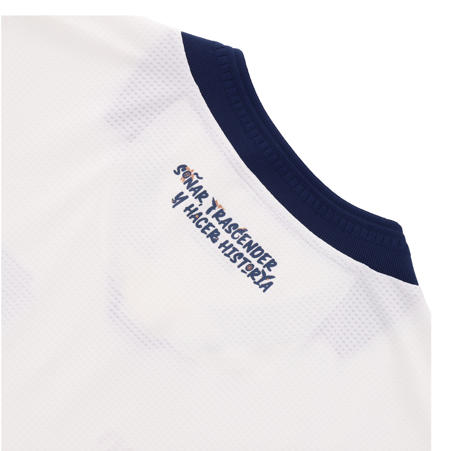 A close-up of a white textured sports jersey featuring a navy blue ribbed collar. Printed on the jersey is the Spanish phrase "SOÑAR, TRASCENDER Y HACER HISTORIA" in a stylized dark blue font, which incorporates small icons of a turtle, a bird, and a socc